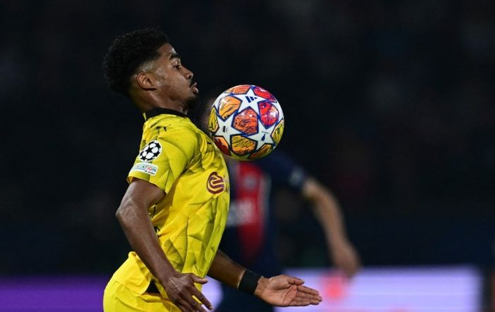 Aksi-Ian-Maatsen-bersama-Borussia-Dortmund