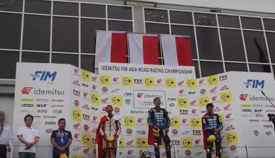 Muhammad Faerozi Toreqotullah dari tim Yamaha Racing Indonesia, Muhammad Kiandra Ramadhipa dari tim Astra Honda Racing, dan Arai Agaska Dibani Laksana dari tim Yamaha Racing Indonesia naik podium di kelas ARRC AP 250 CC