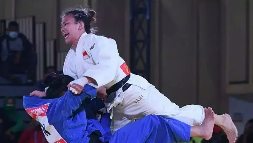 Judoka putri DKI Jakarta Maryam March Maharani (kanan) bertanding melawan judoka Banten Amanah Nur Istiqomah (kiri) dalam babak final nomor 52 kilogram Pekan Olah Raga Nasional (PON) XX Papua di Graha Eme Neme Yauware, Timika, Kabupaten Mimika, Rabu 29 Sepetember 2021.